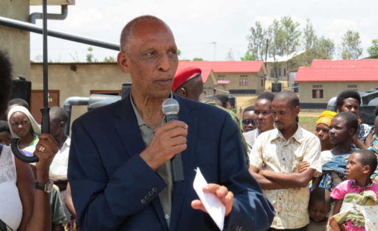 Jean Sayinzoga yizeza imiryango yagabiwe inzu ko bazayigezaho n'izindi gahunda zituma barushaho guteza imbere