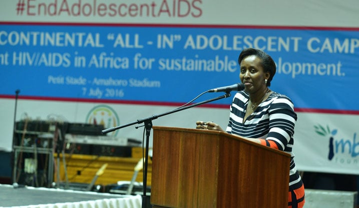 Mme Jeannette Kagame yaganirije urubyiruko 2,500 rwo hirya no hino mu gihugu ku kwirinda icyorezo cya SIDA.