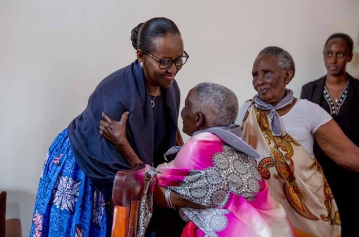 Abageze mu zabukuru bishimira kumubona (Ifoto yo mu bubiko)