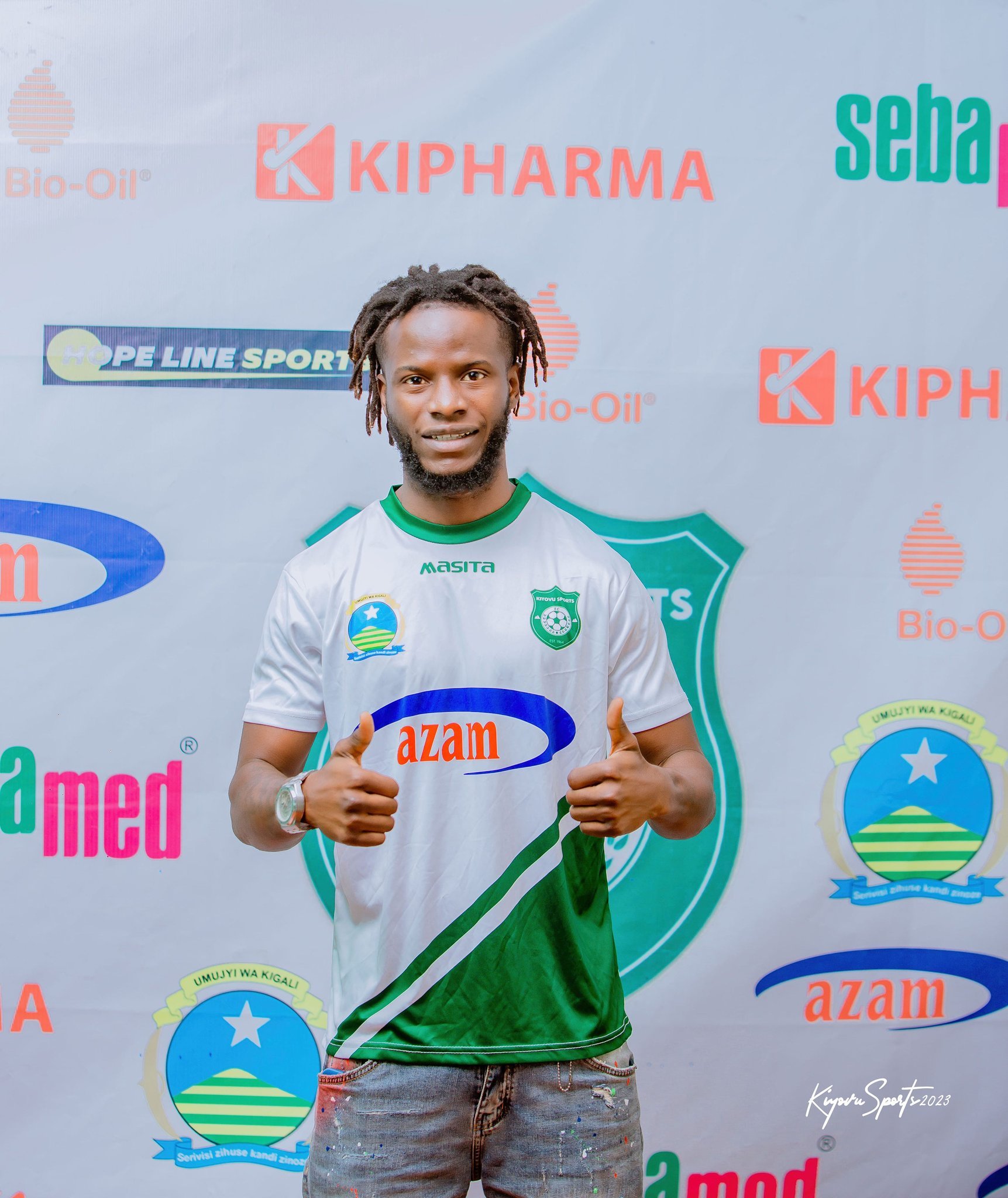 Jeremy Basilua Makola ukomoka muri RDC ukina ku ruhande asatira, yasinyiye Kiyovu Sports amasezerano y'imyaka ibiri