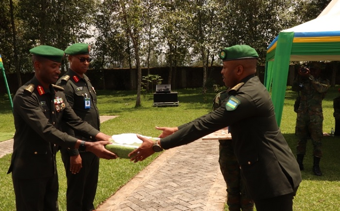 Hejuru y'impamyabushobozi bahawe, ba Ofisiye batatu bitwaye neza bahembwe