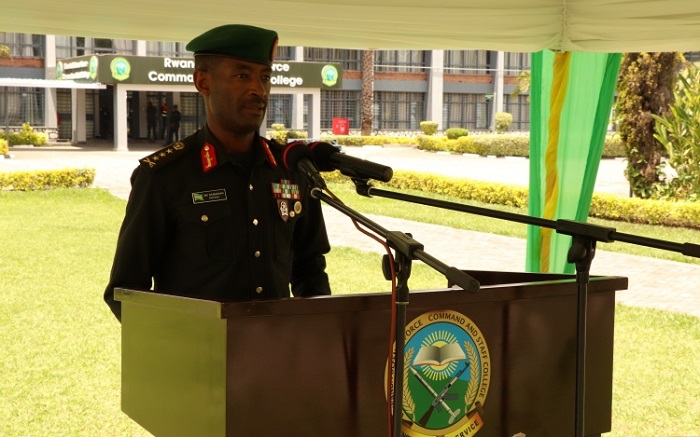 Lt Gen Mubarak Muganga yabahaye umukoro wo kurangwa n'indangagaciro z'imikorere ishingiye ku kureba kure