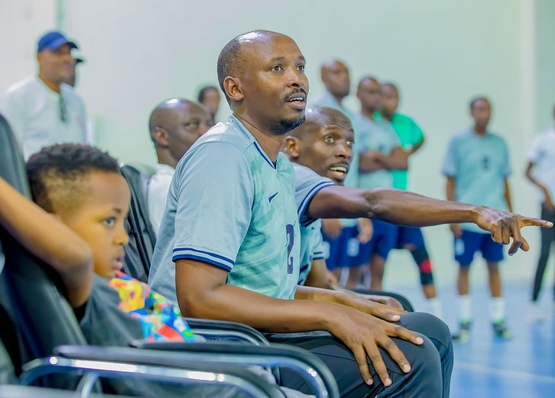 Minisitiri w'Ubuzima, Dr. Sabin Nsanzimana akinira ikipe ye muri Volleyball