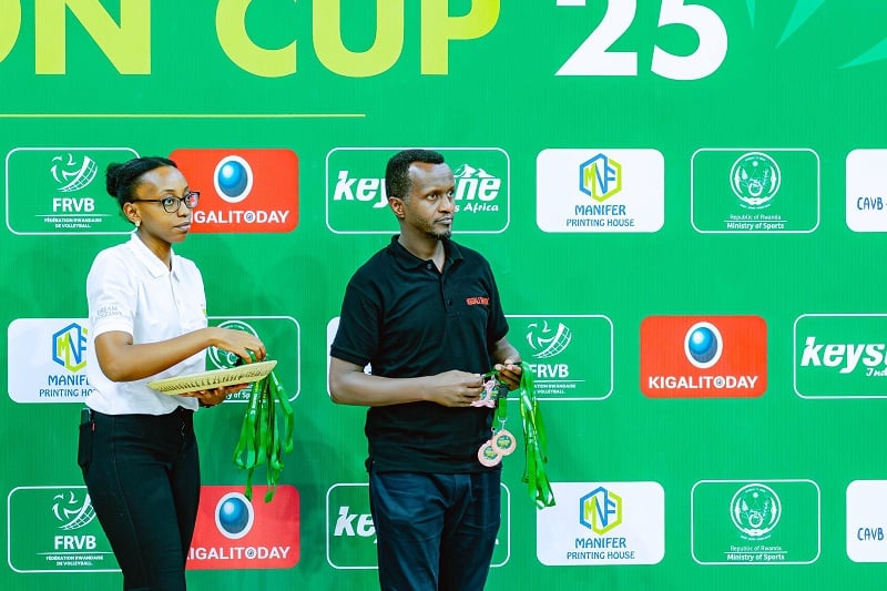 Umuyobozi wa Kigali Today, Charles Kanamugire, ari mu bambitse imidari abakinnyi
