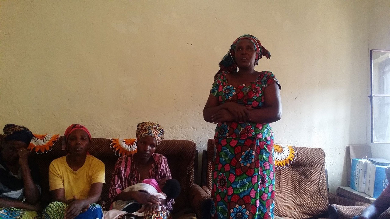 Mukansanga Tharcilla wasaniwe inzu ashimira abakozi ba Jhpiego babigizemo uruhare