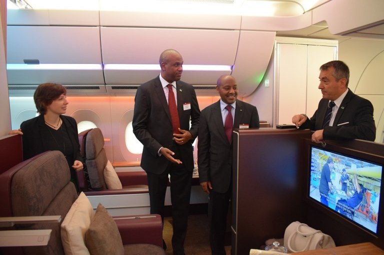 John Mirenge Umuyobozi wa Rwanda Air hamwe na Ambasadeli w'u Rwanda mu Bufaransa Kabale batemberezwa muri iyi ndege