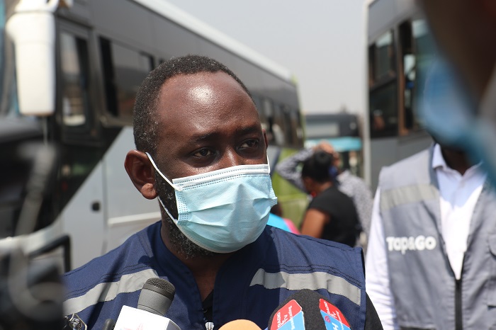 Johns Kizihira arasaba abantu gucika ku guhererekanya amafaranga mu ntoki bishyura abashoferi bakimenyereza gukoresha ikarita ya Tap&Go dore ko mu minsi ya vuba harimo kwigwa uburyo yahuzwa n