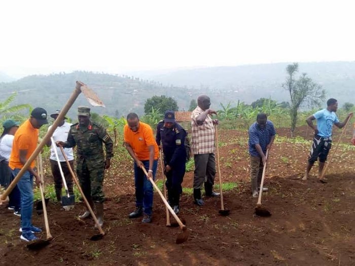 Minisitiri w'ubutabera Johnston Busingye yifatanyije n'abatuye i Ngera muri uwo muganda rusange