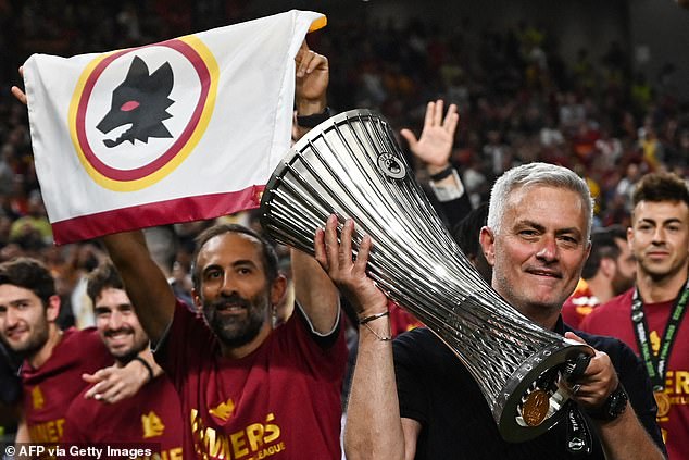 Jose Mourinho yakoze amateka yo kwegukana ikindi gikombe