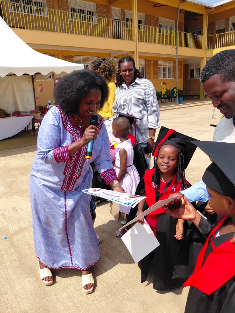 Umuyobozi w'Ikigo, Judith Umuhoza, ashyikiriza seritifika abana barangije amashuri y'incuke