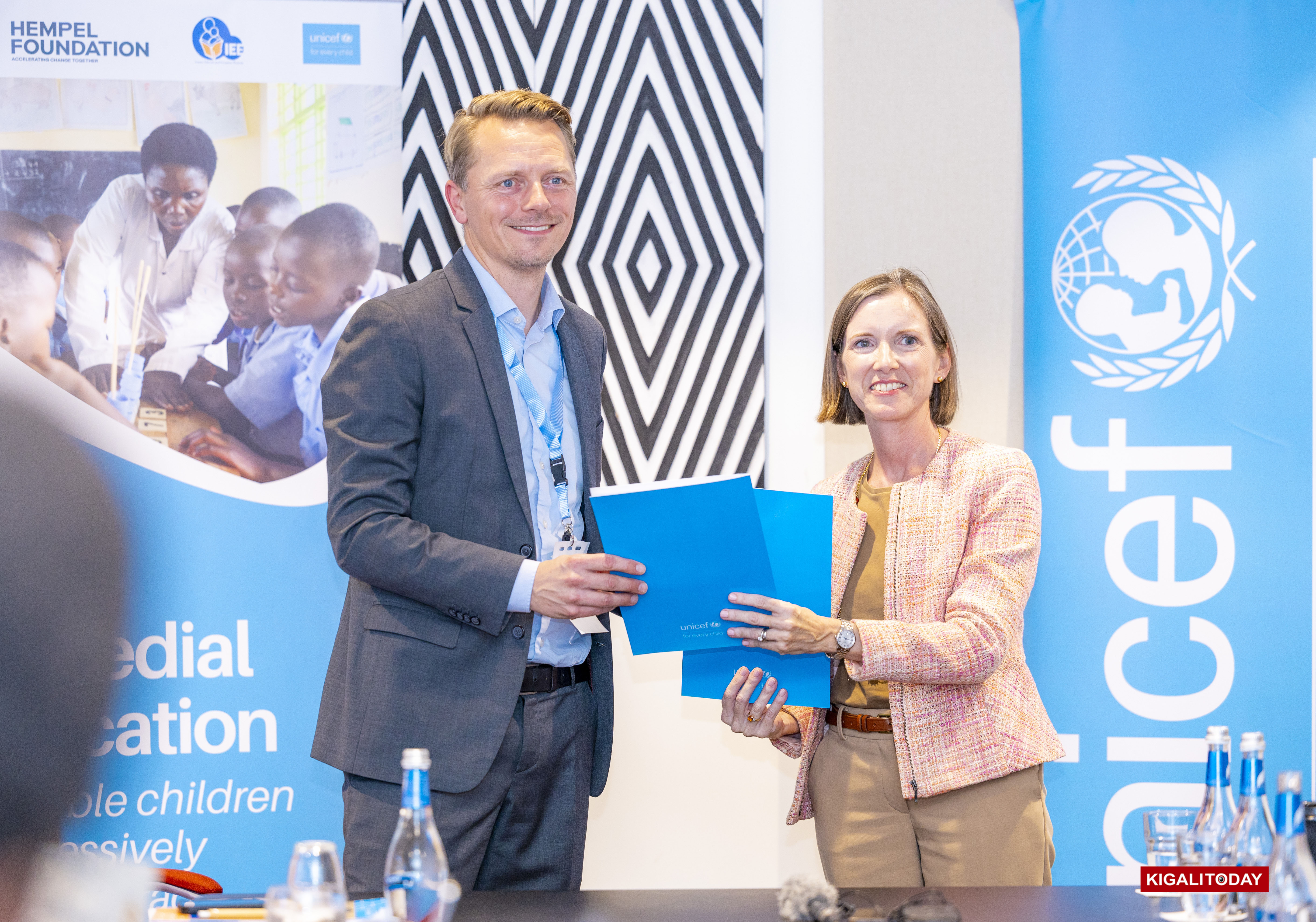 Julianna Lindsey, Umuyobozi wa UNICEF Rwanda (iburyo), ari kumwe na Anders Holm, Umuyobozi Nshingwabikorwa wa Hempel Foundation