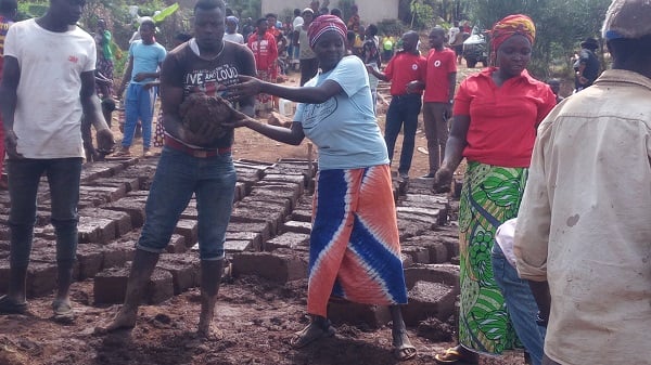  Julienne Mukamusoni, uwo uri guhereza mugenzi we urwondo, ngo yumvise neza akamaro k