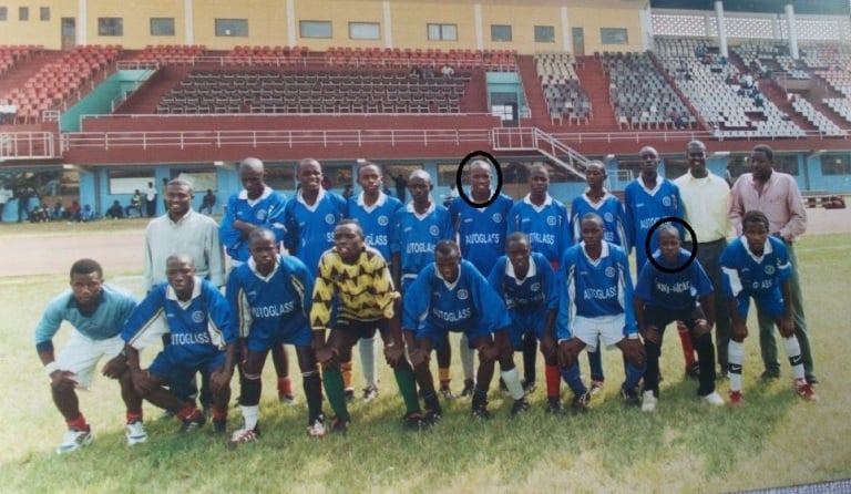 Junior ya Gisenyi itwara igikombe cya Shampiyona mu bana muri 2001. Hari harimo Haruna (uriho akamenyetso usutamye) na Kodo (uriho akamenyetso uhagaze)