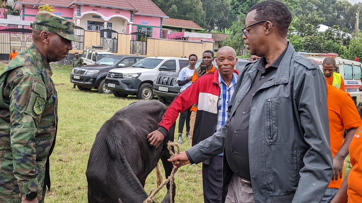 Muri icyo gikorwa hari abagabiwe inka