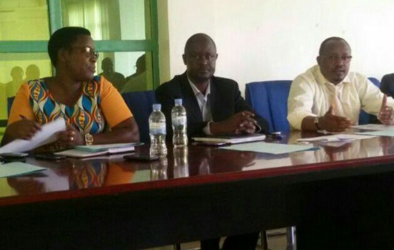 Kabera Pierre Claver (wambaye ikoti ry'umukara) avuga ko urwego rw'umudugudu arirwo rurangwamo ruswa cyane