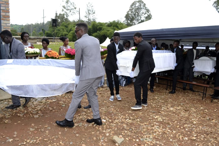 I Kabgayi mu Karere ka Muhanga ubwo bibukaga ku nshuro ya 24 Jenoside yakorewe Abatutsi, banashyinguye mu cyubahiro imibiri yabonetse mu nkengero za Kabgayi
