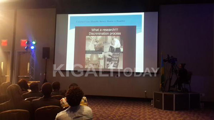 Kaboneka asobanurira urubyiruko ruba mu mahanga ukuntu u Rwanda rwahoze ari igihugu cyiza cyunze ubumwe ariko kikaza kwisanga mu macakubiri ashingiye ku moko yaje no kukigeza kuri Jenoside.