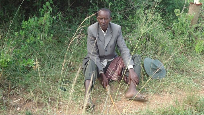 Kadiguza yicaye mu isambu ahanganyemo na Kayitesi.