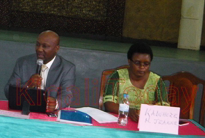 Kaduhoze Marie Jeanne watorewe kuyobora Akarere ka Rubavu mu nzizabacyuho ari kumwe na Perezida w'Inama Njyanama y'akarere.