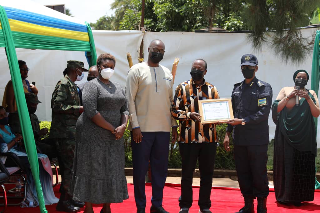 Umuyobozi w'Umujyi wa Kigali n'inzego ziyobora Akarere ka Kicukiro bashimiye uhagarariye Abafatanyabikorwa b'ako Karere, Dr Aflodis Kagaba