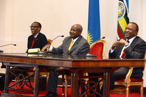Perezida Kagame, Museveni na Kenyatta mu kiganiro n