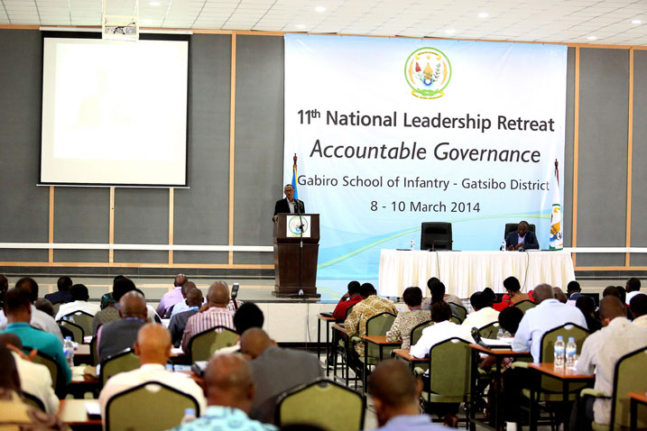 Perezida Kagame ageza ijambo ku bitabiriye umwiherero w'abayobozi bakuru.