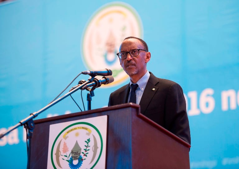 Perezida Kagame na we ashaka kureba uko byifashe, yigereye mu baturage. 