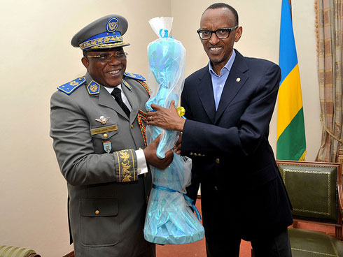 Perezida Kagame n'umugaba mukuru w'ingabo za Burkina Faso bahererekanya impano.
