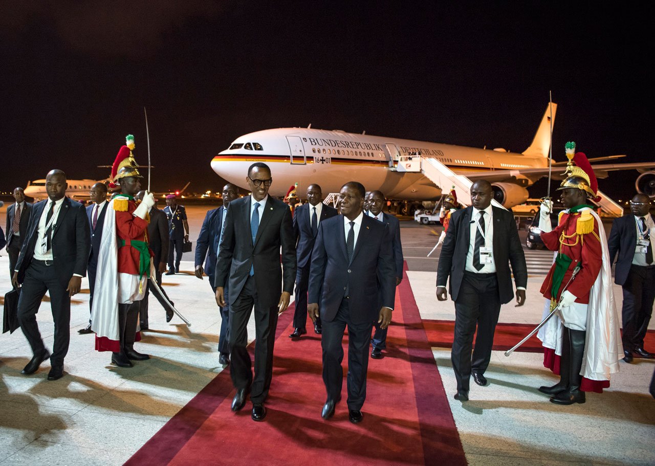 Perezida Kagame akigera ku Kibuga cy'indege cya Félix-Houphouët-Boigny