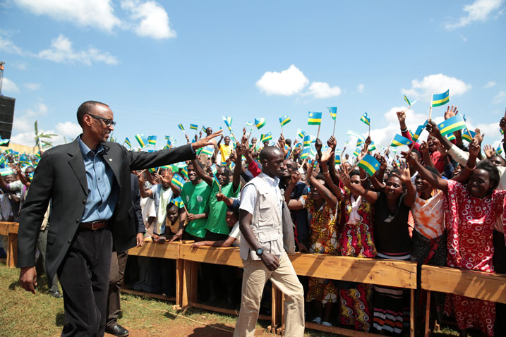 Perezida Kagame aramutsa abatuye umurenge wa Gikomero mu karere ka Gasabo.