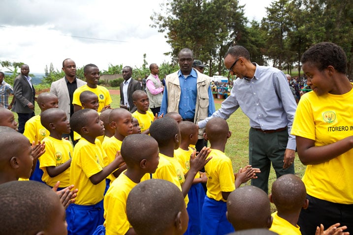 Perezida Kagame aganiriza abana mu karere ka Kirehe.