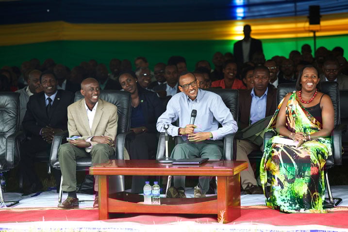 Perezida Kagame n'abayobozi bamuherekeje bafashe umwanya baganira n'abaturage.