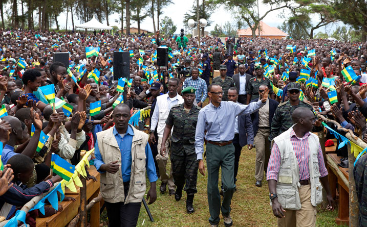 Perezida Kagame aramutsa abaturage mu karere ka kirehe.