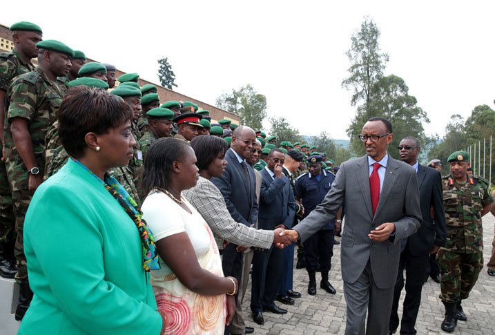 Perezida Kagame asuhuza abandi bayobozi bitabiriye umuhango.