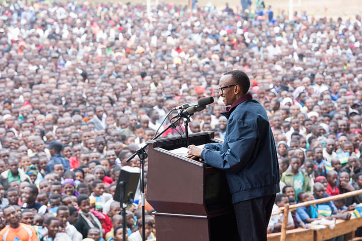 Perezida Kagame na we yemeje ko imihanda ya Rutsiro imeze nabi yemerera abaturage kuzayitunganya.