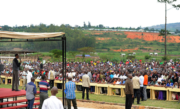 Nyuma y'umuganda, Perezida Kagame yaganiriye n'abaturage abibutsa ko umutekano na politike nziza ari inkingi y'iterambere.