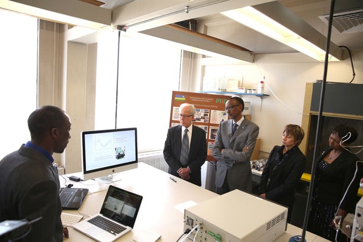 Umwe mu Banyarwanda biga muri MIT asobanurira Perezida Kagame ibyo biga.