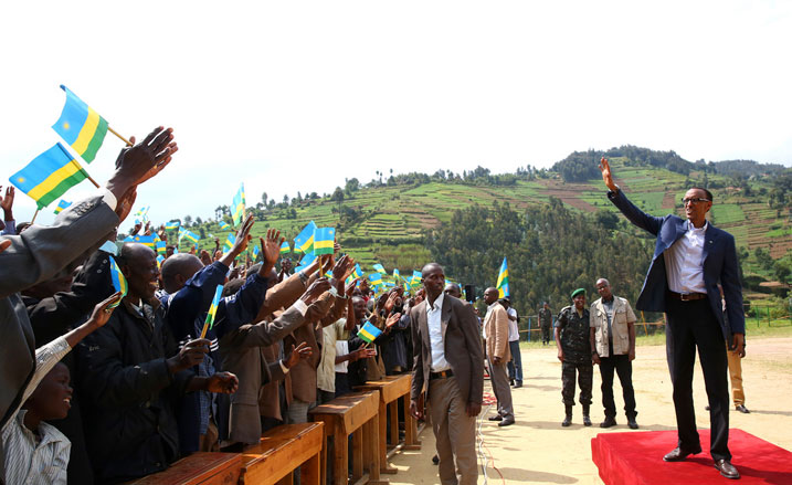 Perezida Kagame aramutsa abaturage b'akarere ka Nyabihu.