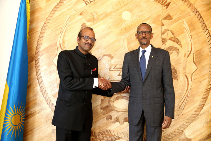 Perezida Kagame yakira Ambasaderi Ramesh Chandra w'u Buhinde mu Rwanda.