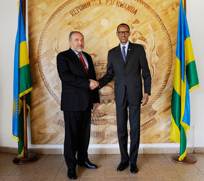 Perezida Kagame yakiriye mu biro bye Minisitiri w'Ububanyi n'Amahanga wa Israel, Avigdor Liberman.