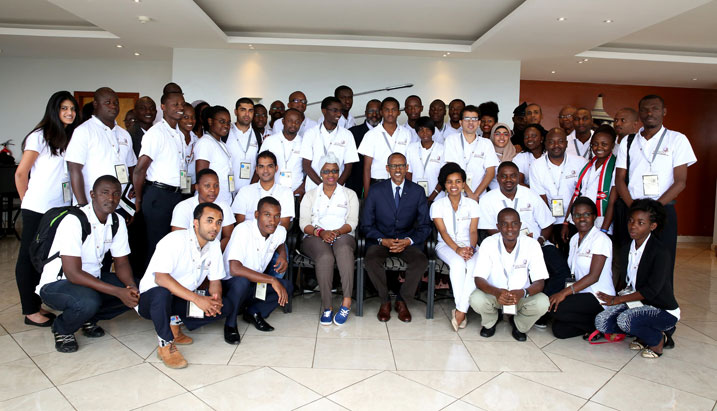 Urubyiruko rwaturutse hirya no hino muri Afurika rufata ifoto y'urwibutso na Perezida Kagame.