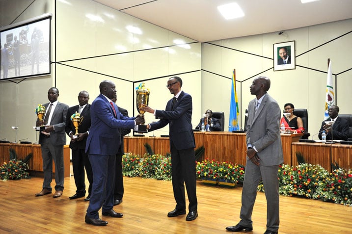 Perezida Kagame yahaye akarere ka Kicukiro igikombe cya mbere kigira gatatu cyo kwesa imihigo.