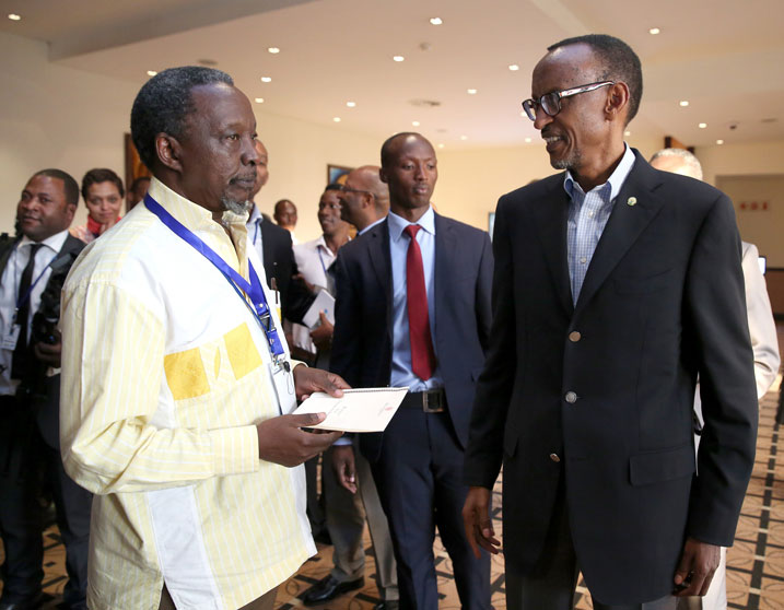 Perezida Kagame aganira na bamwe mu bitabiriye Pan-African Youth Forum.