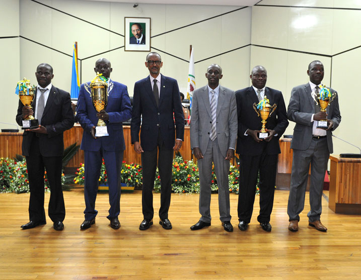 Perezida Kagame na Minisitiri w'ubutegetsi bw'igihugu hamwe n'abayobozi b'uturere twabaye utwa mbere mu miihigo y'umwaka 2013/2014.