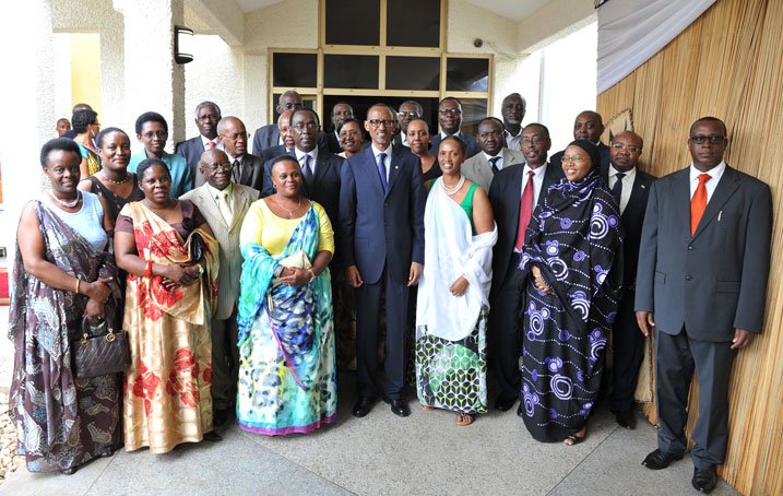 Perezida Kagame hamwe n'Abasenateri.