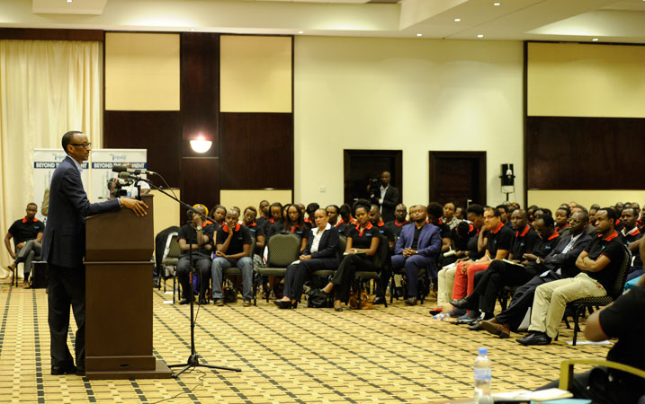 Perezida Kagame aganiriza urubyiruko rwitwa Young Professionals na Imbuto Foundation.