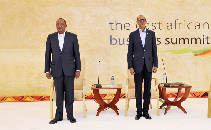 Perezida Uhuru Kenyatta na Paul Kagame batangiza inama ku ishoramari muri EAC.