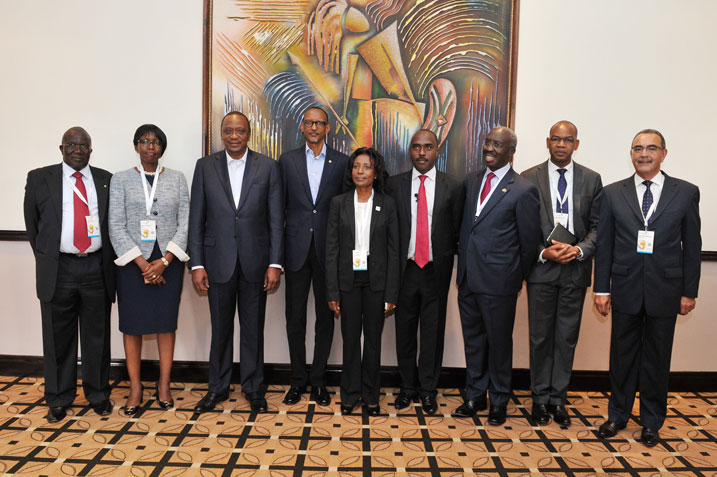 Perezida Paul Kagame na Uhuru Kenyatta hamwe na bamwe mu bayobozi b'ibigo by'ubucuruzi bikomeye muri EAC.