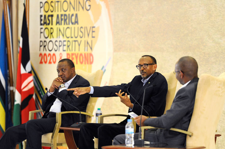 Perezida Kagame (hagati) na Uhuru Kenyatta (ibumoso) batanze ibiganiro mu nama ku ishoramari muri Afurika y'Uburasirazuba iteraniye i Kigali.
