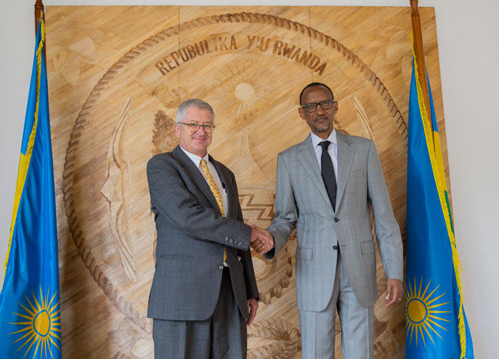 Perezida Kagame asezera kuri Ambasaderi Koran wari uhagarariye Amerika mu Rwanda.